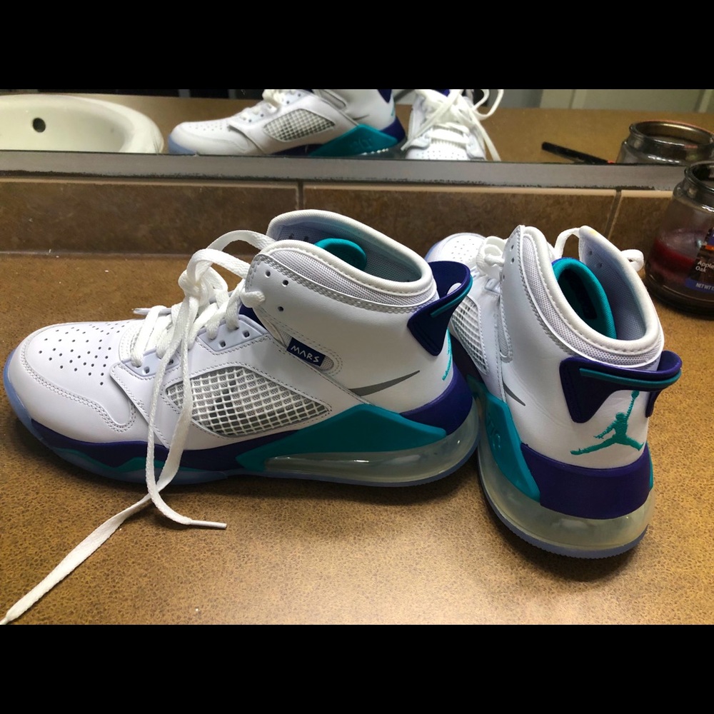 Jordan Mars 270 Grape size 9.5